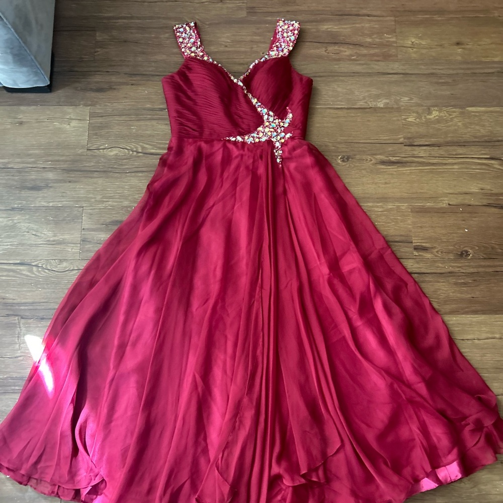 Elegant Red Sleeveless Dress - Picture 13 of 13